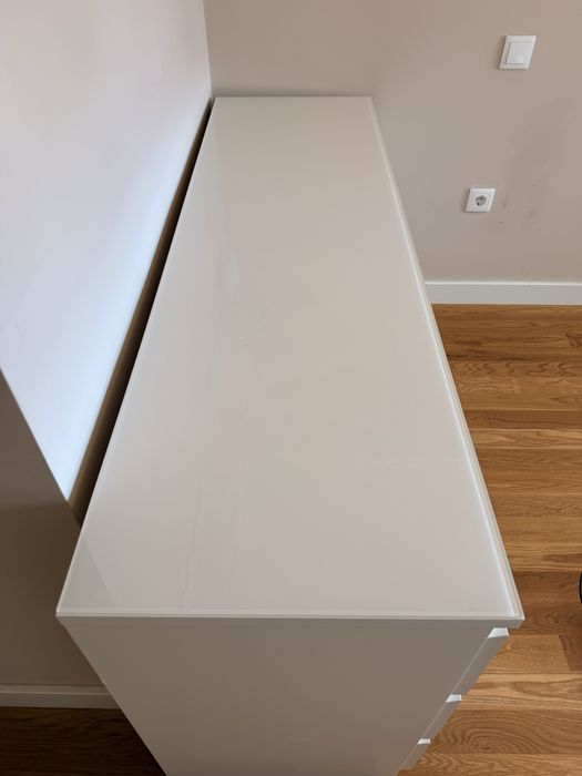Cómoda Malm ikea com tampo em vidro