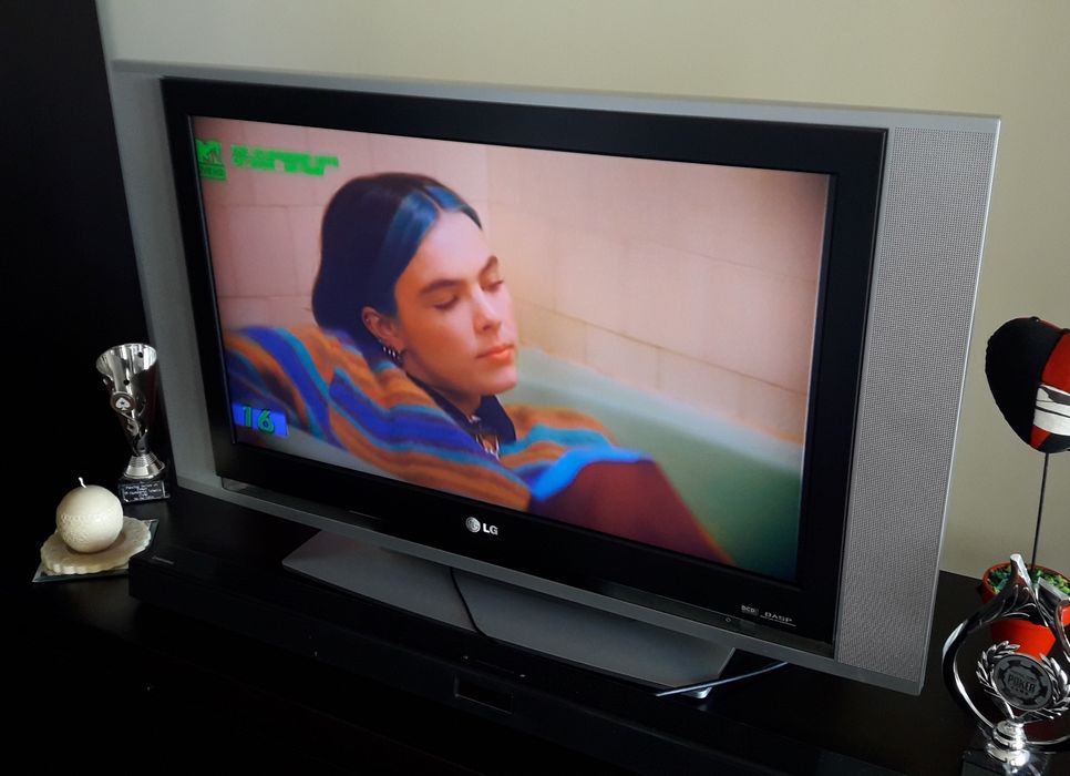 LG LCD Screen, 93x54 cm, 80% of Screen Area64551459396353121