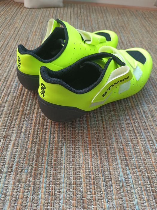 Tênis cycling Decathlon amarelo fluorescente