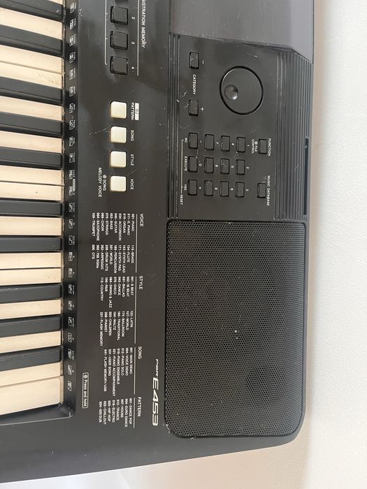 Teclado Yamaha PSR-E453 61 Teclas + Suporte