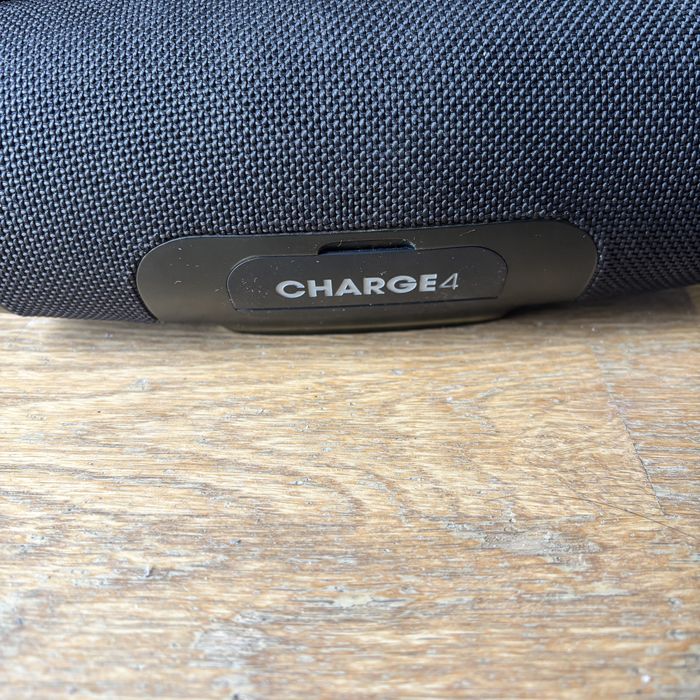 JBL charge 4, com pouco uso