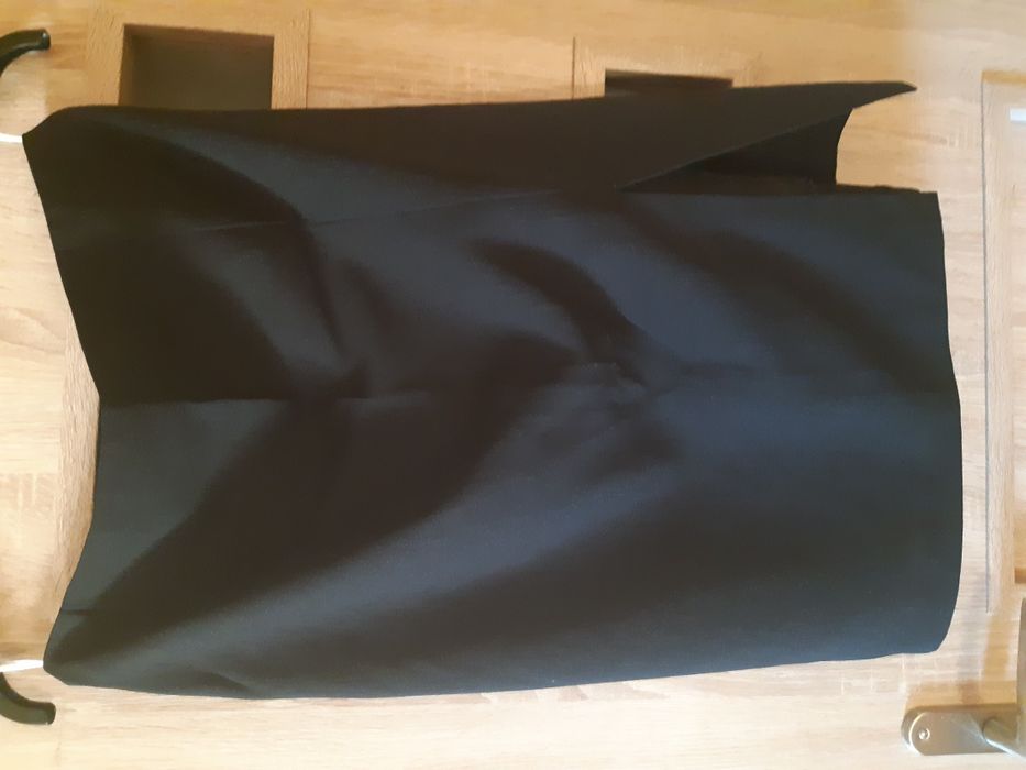 Spódnica czarna rozm M / L z rozcięciem