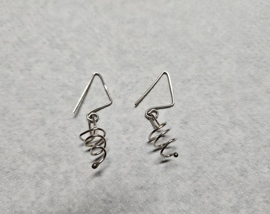 Brincos em prata em forma de espiral (NOVOS)

Os brincos medem 4cm

Em