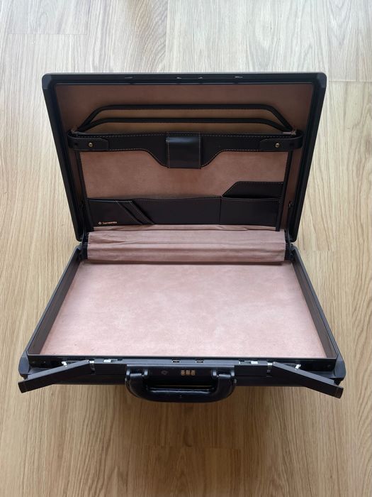 Mala marca SAMSONITE em cabedal preto estilo CLASSICA Laureate