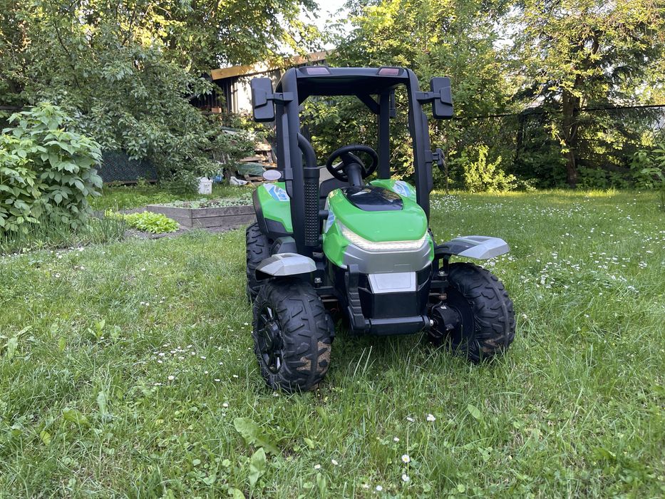 Traktor elektryczny dla dzieci z napedem 4x4 oraz przyczepką.