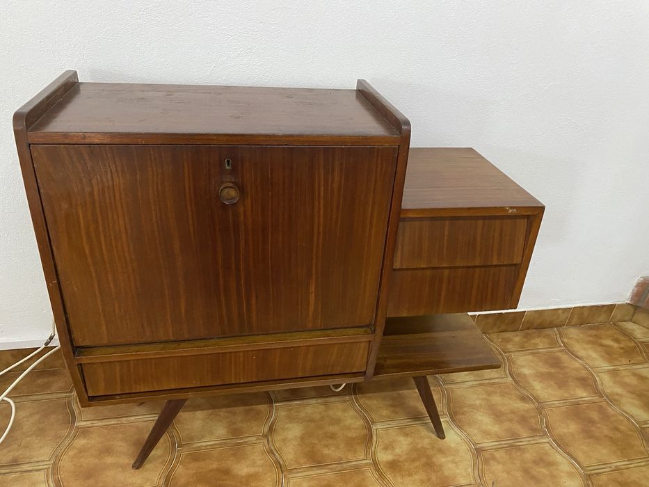 Móvel bar vintage de estilo Mid-Century Modern, anos 60/70