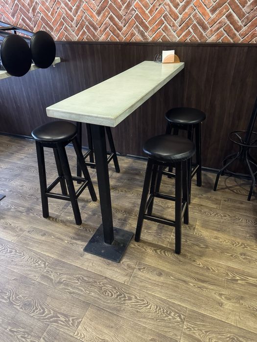 Барні деревʼяні стільці, столи, стійки