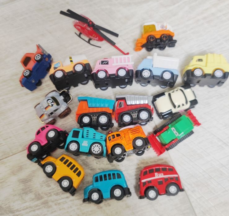 Набір машинок 18 шт маленькі металеві та пластикові