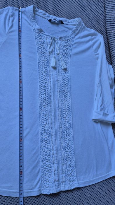 Bluzka Bonmarche z ozdobnym dekoltem i frędzlami