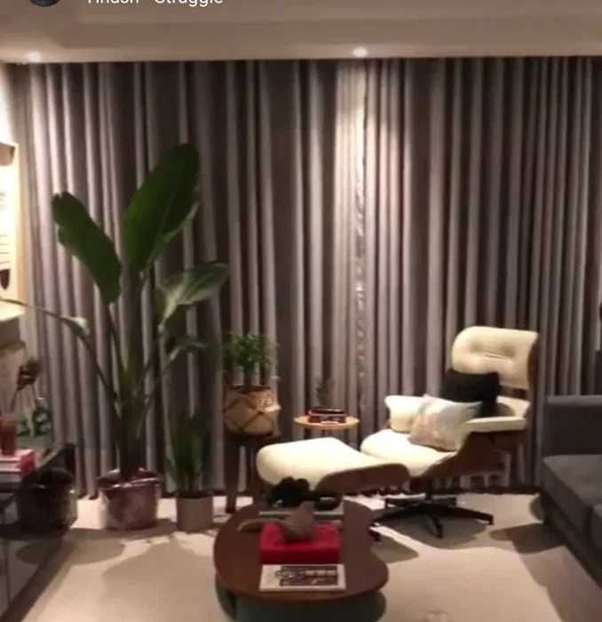 Cortinados seminovos com ilhós hastes e acessórios decorativos