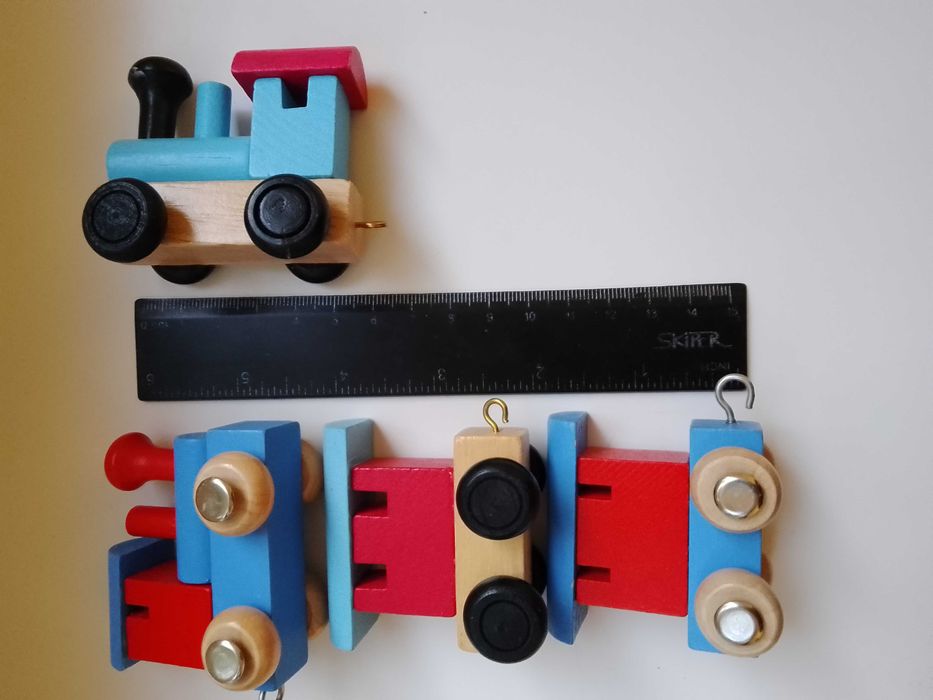 Паровозики с вагончиками дерево