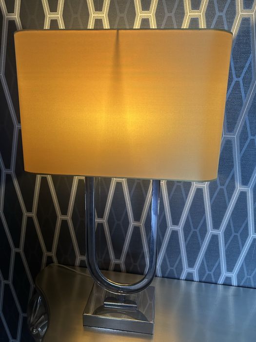 Candeeiro Amarelo e Prateado – Design Moderno