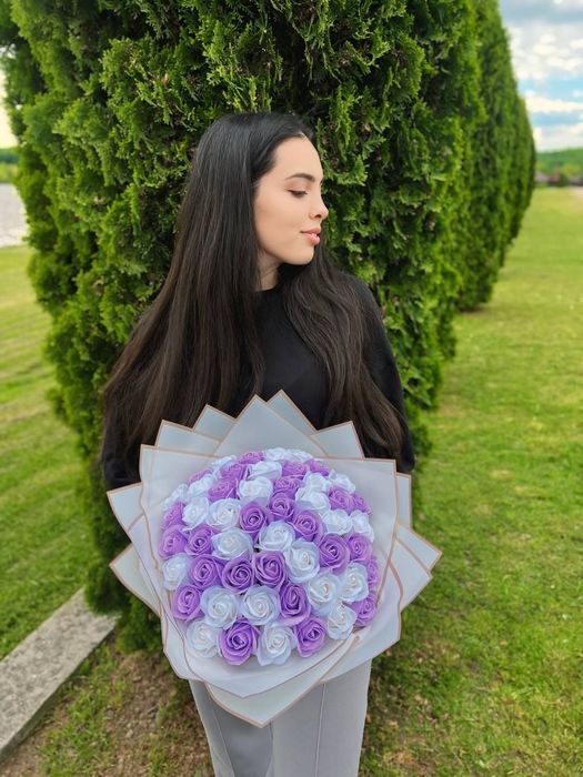 Букети з нев'янучих  51 троянд  - Ідеальний подарунок коханій дівчині