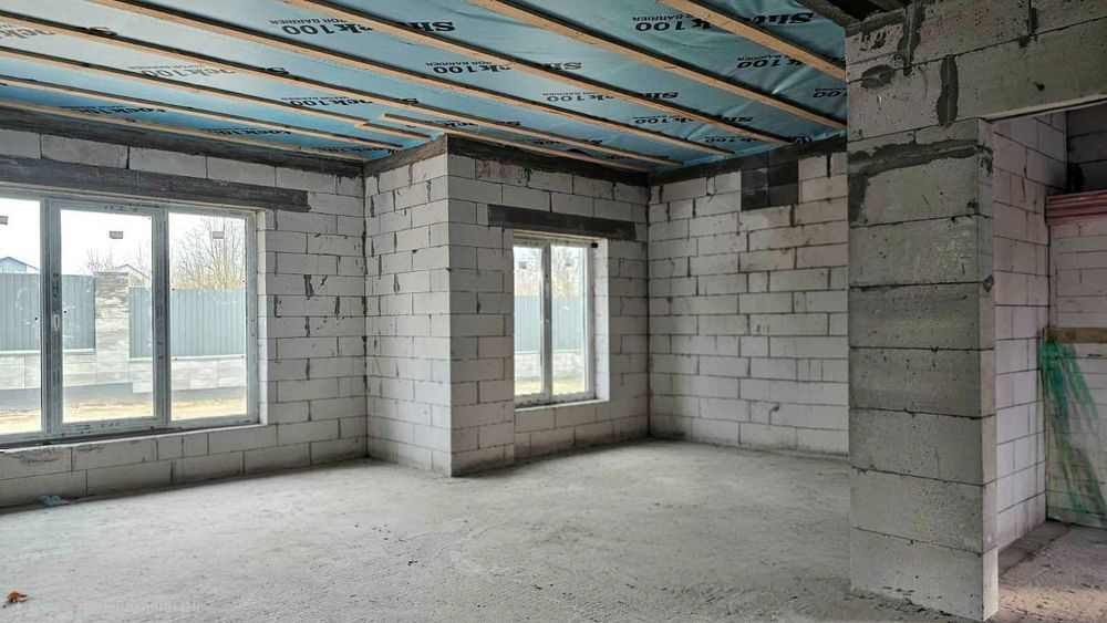 Просторий сучасний будинок з терасою біля лісу та озера.Газ