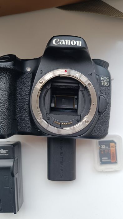 Canon 70D com lente 35mm F2 cartão de memória 32gb, bolsa. WiFi , touchscreen, ecrã rotativo óptima máquina semi profissional