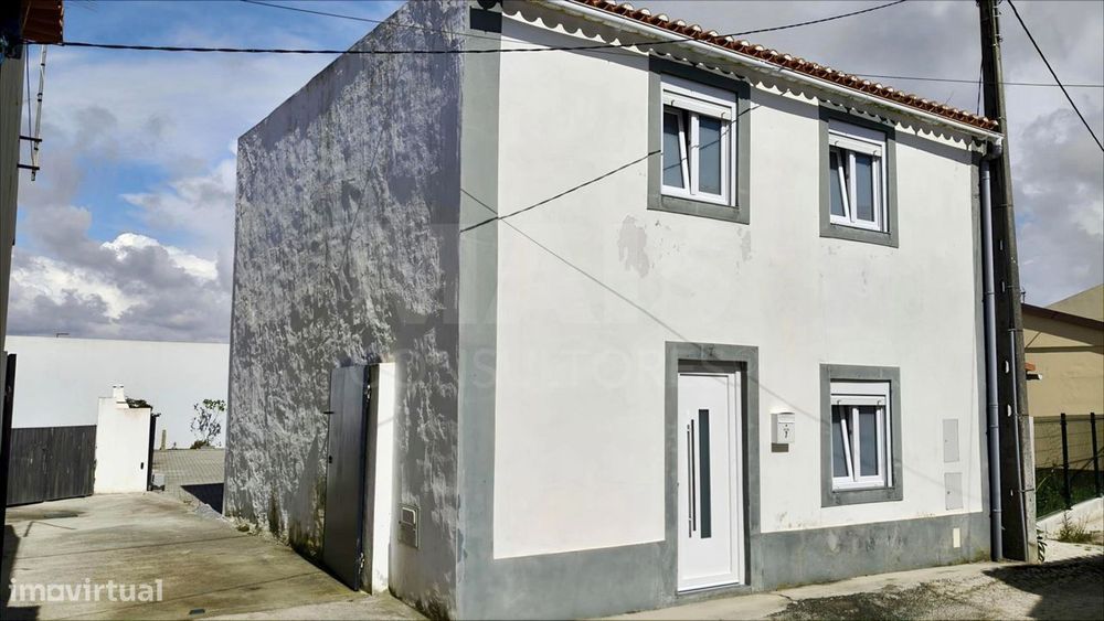 MORADIA T3 Remodelada, Mobilada c/ Suite Master, Terraço, Garagem, ...