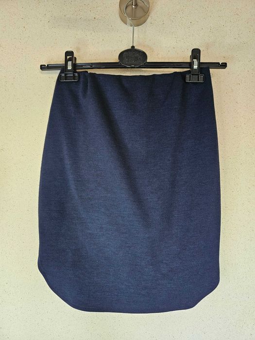 Granatowa klasyczna elastyczna spódnica, dłuższy tył