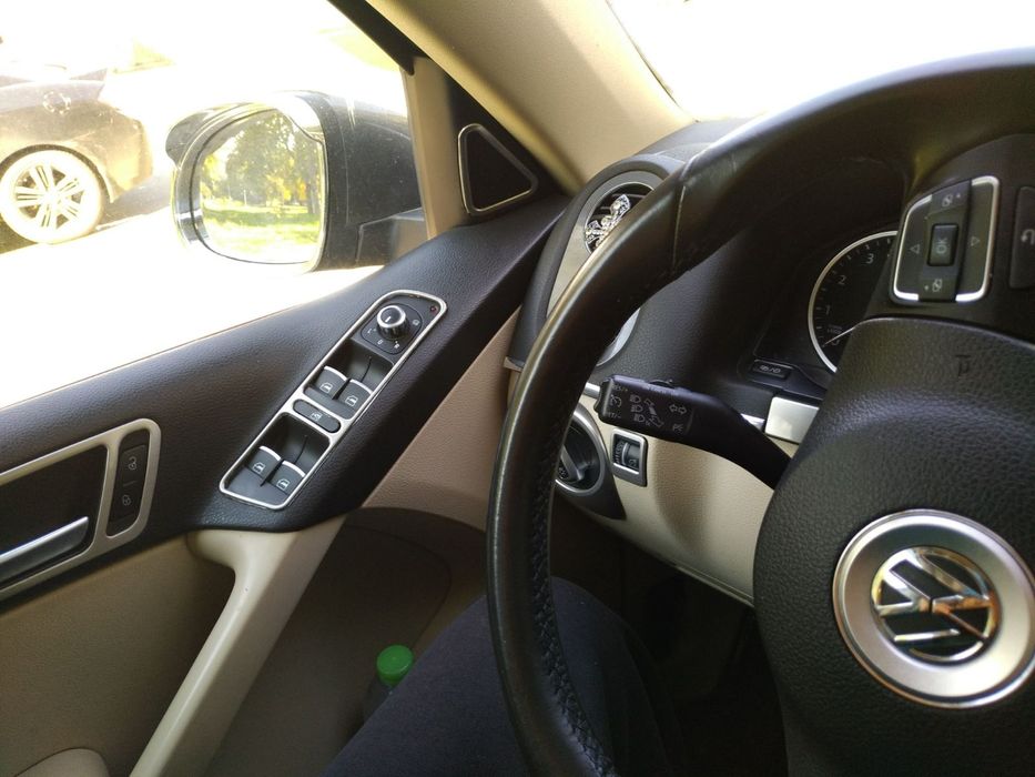 Автототранспорт Фольксваген-Тигуан серебристо серого цвета