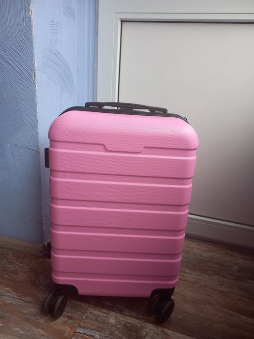 Валіза рожева з обертовими колесами