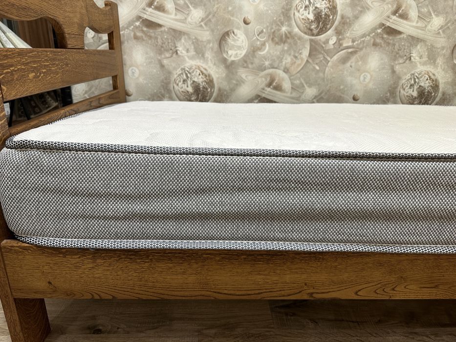 Деревʼяні ліжка з матрацом