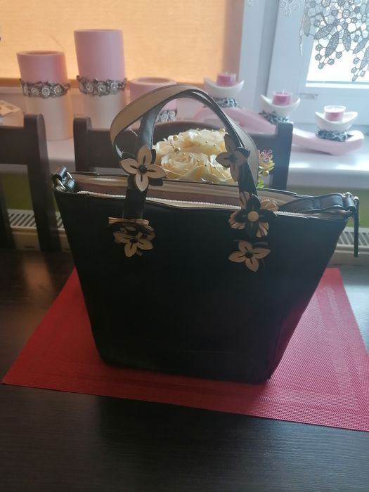 Czarna torebka z  kwiatami.