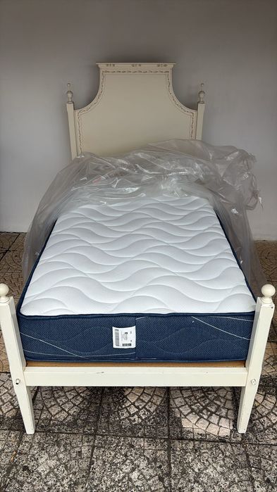 Cama Individual Alentejana em madeira maciça pintada à mão + colchão Molaflex 190x100