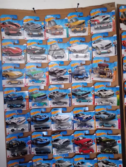 Kolekcja samochodzików Hot Wheels i Matchbox 153 sztuki