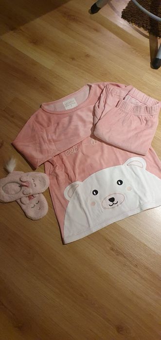 2 pijamas e pantufas