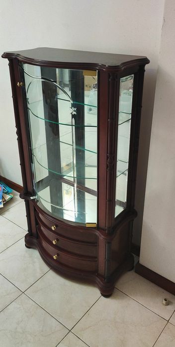 Cristaleira de vidro e madeira maciça