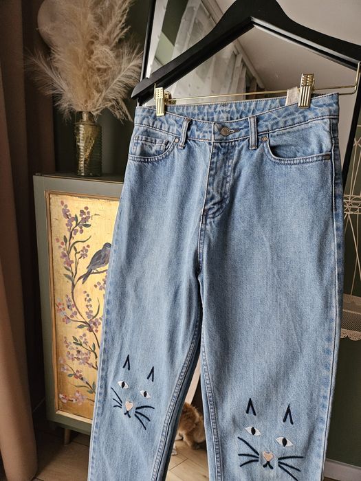Jeansy Damskie Mom Fit Jasnoniebieskie z Haftem Kotki Rozmiar S