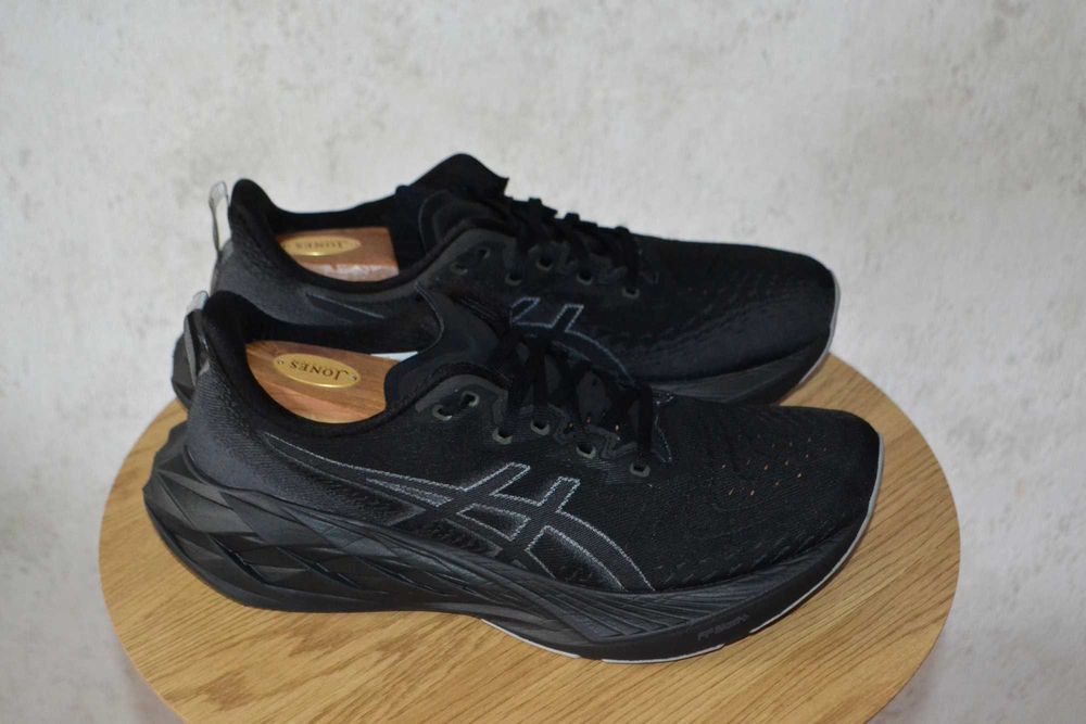 Кросівки Asics Novablast 4 оригінал - 44 розмір