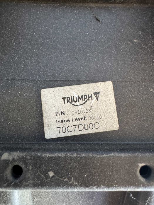 Triumph Tiger 900 сидіння водія T2310123