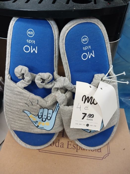 Vários pares de chinelos