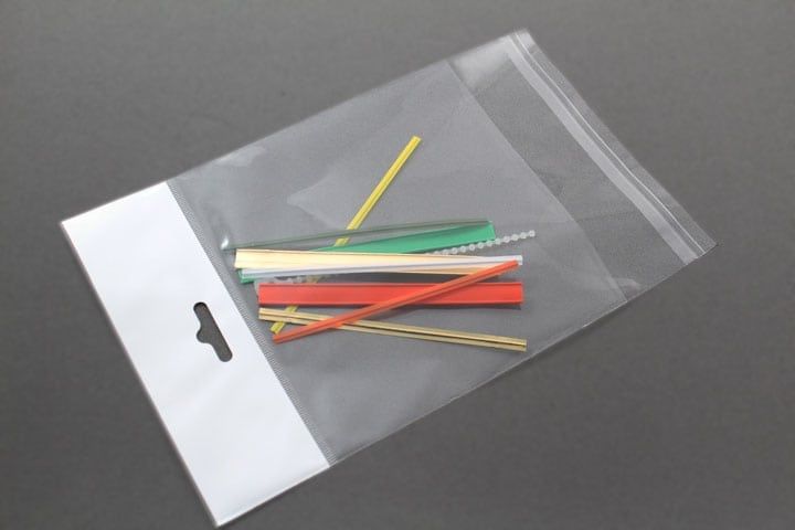 Bolsas em polipropileno transparente para expor artigos em lojas.