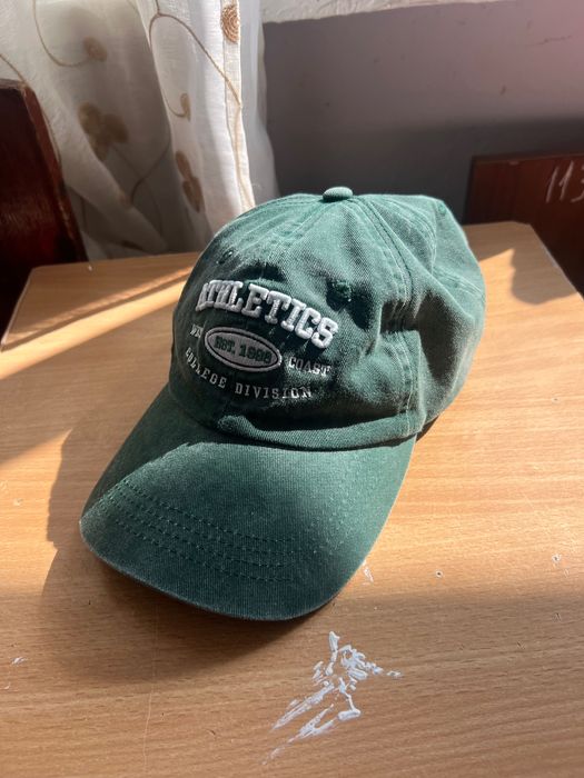 Кепка зелена Bershka з регулятором розміру