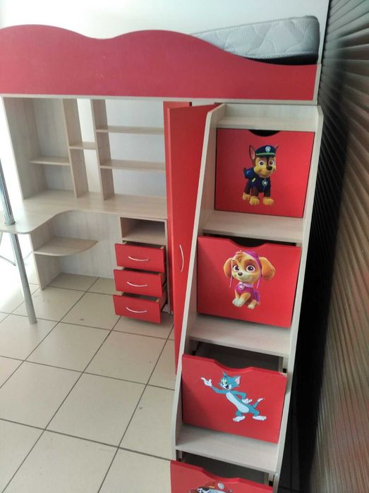 Ліжко-горище з ящиками, столом та тумбою