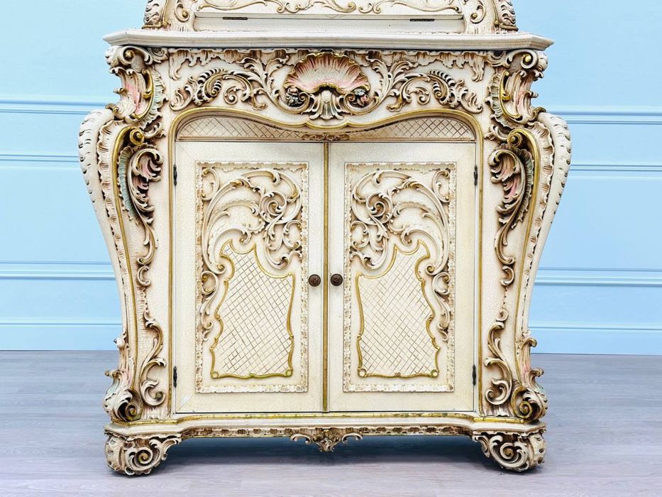 Вінтажний комод-бар з годинником у стилі Бароко