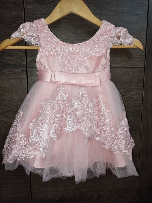 Piękna pudrowo różowa sukienka dla dziewczynki 86/92