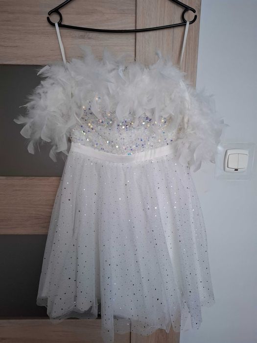 Biała błyszcząca sukienka panieński