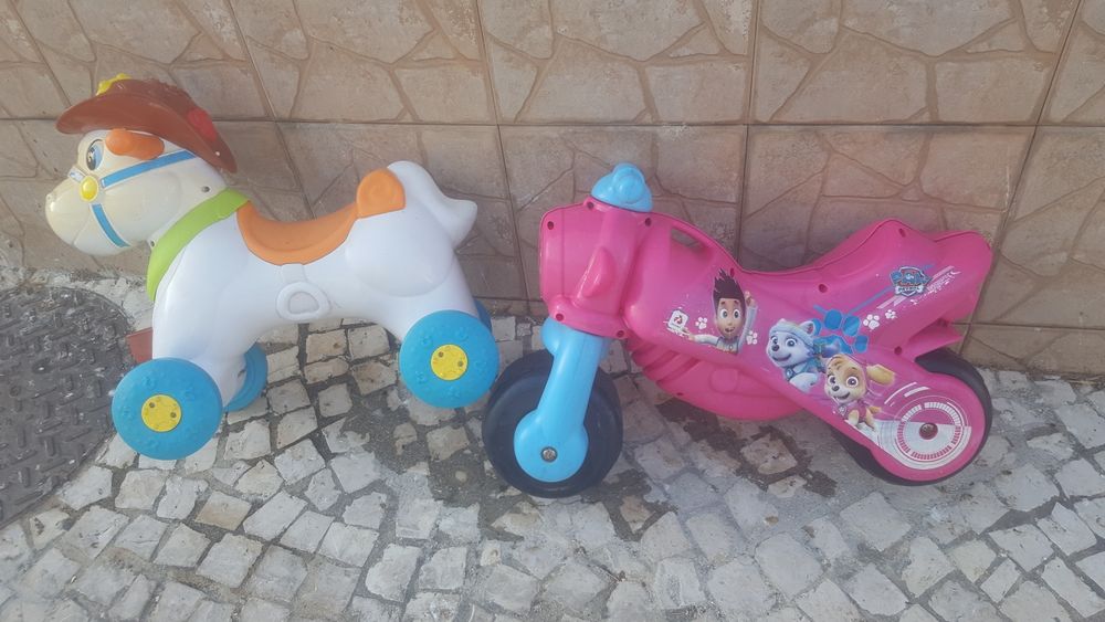 2 cavalinhos  para  crianças  com rodinhas