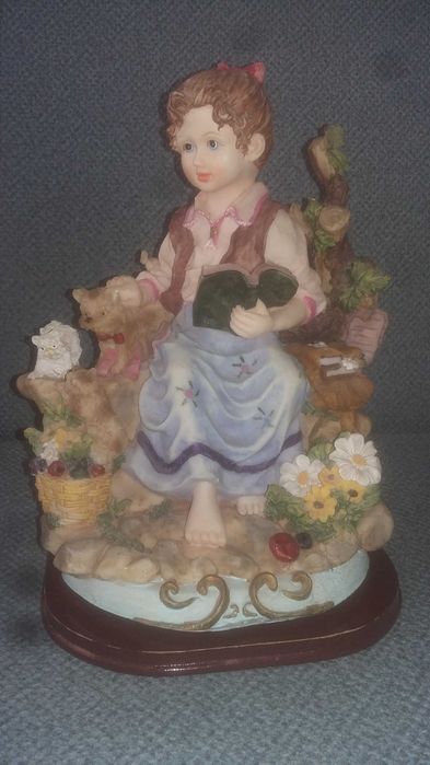 Figurka dziewczynki z książką