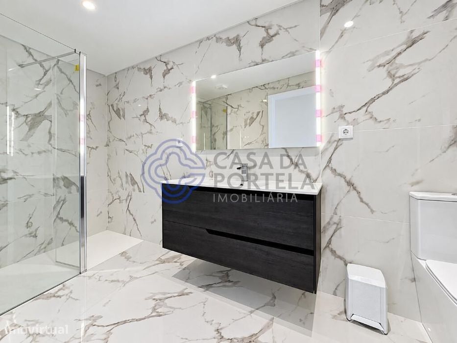 Moradia T2 completamente renovada, com terraço e jardim, a menos de 5