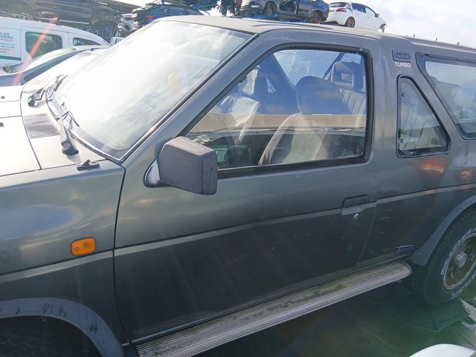 Porta frente esquerda NISSAN Terrano I (WD21)