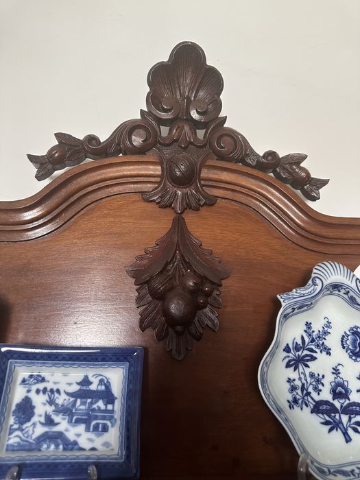 Móvel com alçado em madeira e mármore.