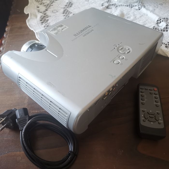 Projector Hitachi 1.200 ansi lumens.