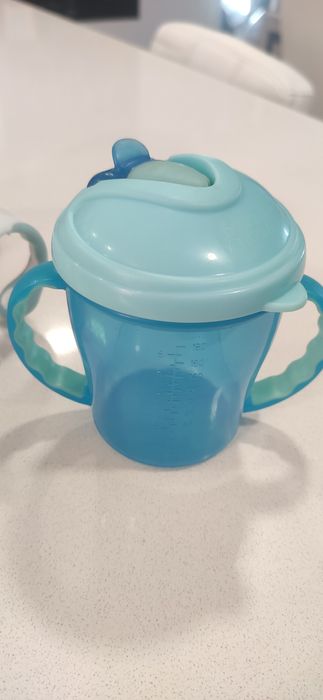 Dou a quem precise biberões, tetinas, porta chuchas