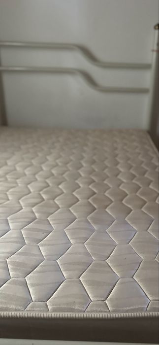 Cama com colchão.