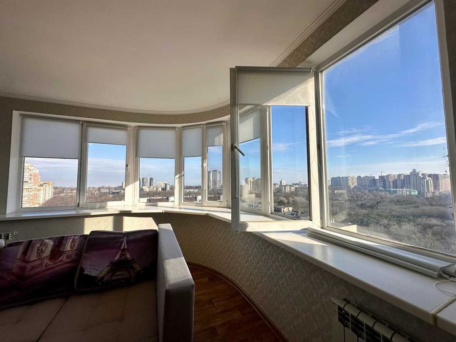 2-х комнатная, парк Победы через дорогу! ТОП Локация. Красивый вид.