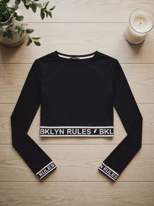 Czarna bluzka z długim rękawem rozmiar S krótka crop top z napisami