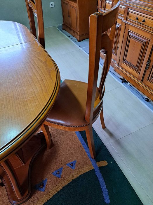 Mesa, com 6 cadeiras, extensível